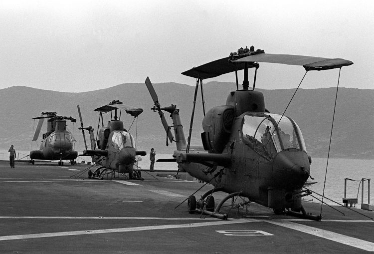 Image: Two AH-1 Sea Cobra and a CH-46 Sea Knight